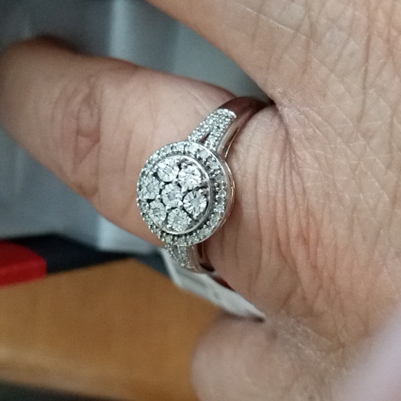 1/10 CT. T.W. Genuine Diamond Cluster Cocktail Ring in Sterling Silver Size 7 - Picture 2 of 5